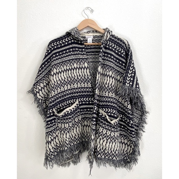 Stunning knit shawl - Picture 2 of 6